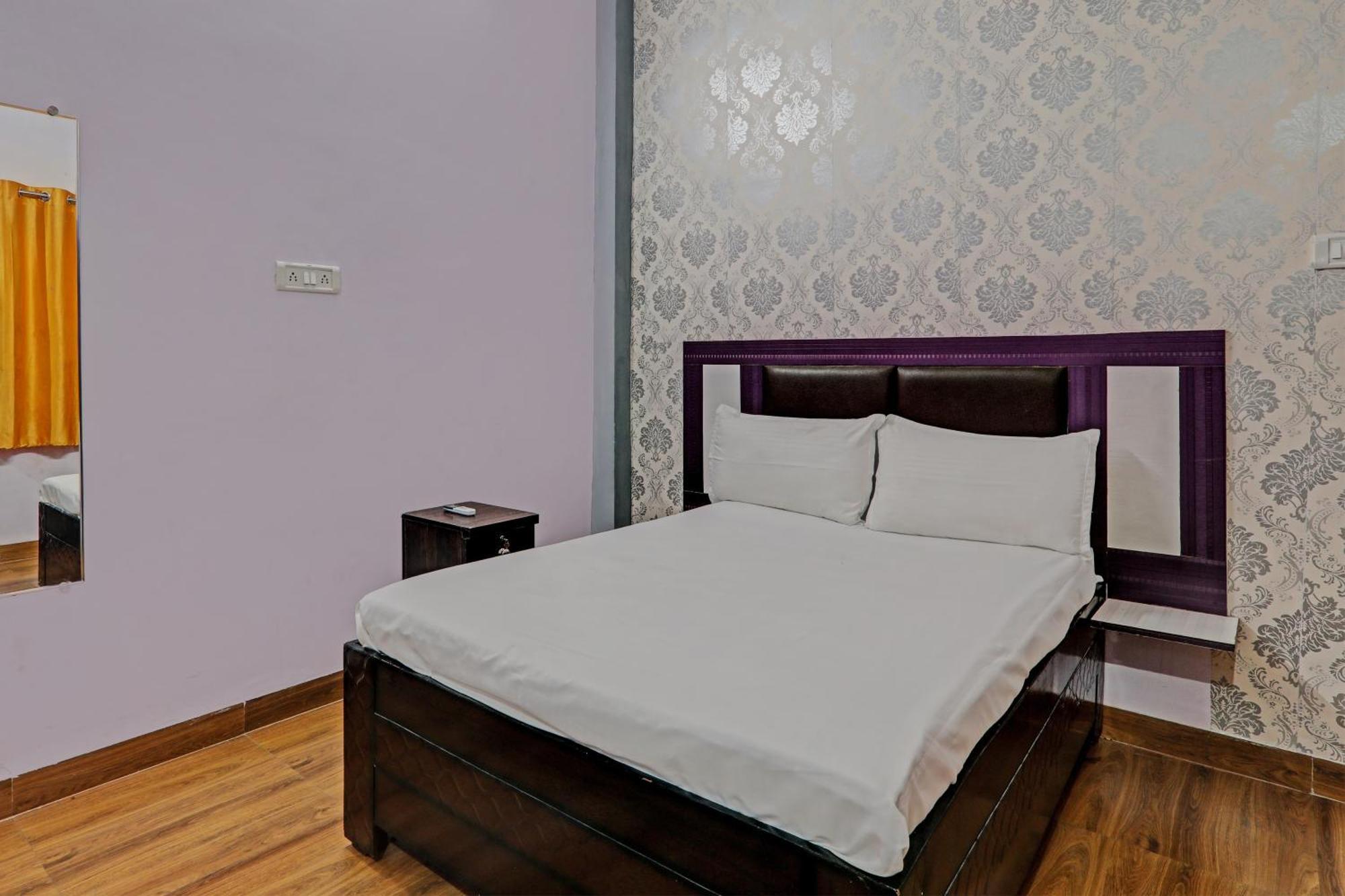 Oyo Hotel Crown ลัคเนา ภายนอก รูปภาพ