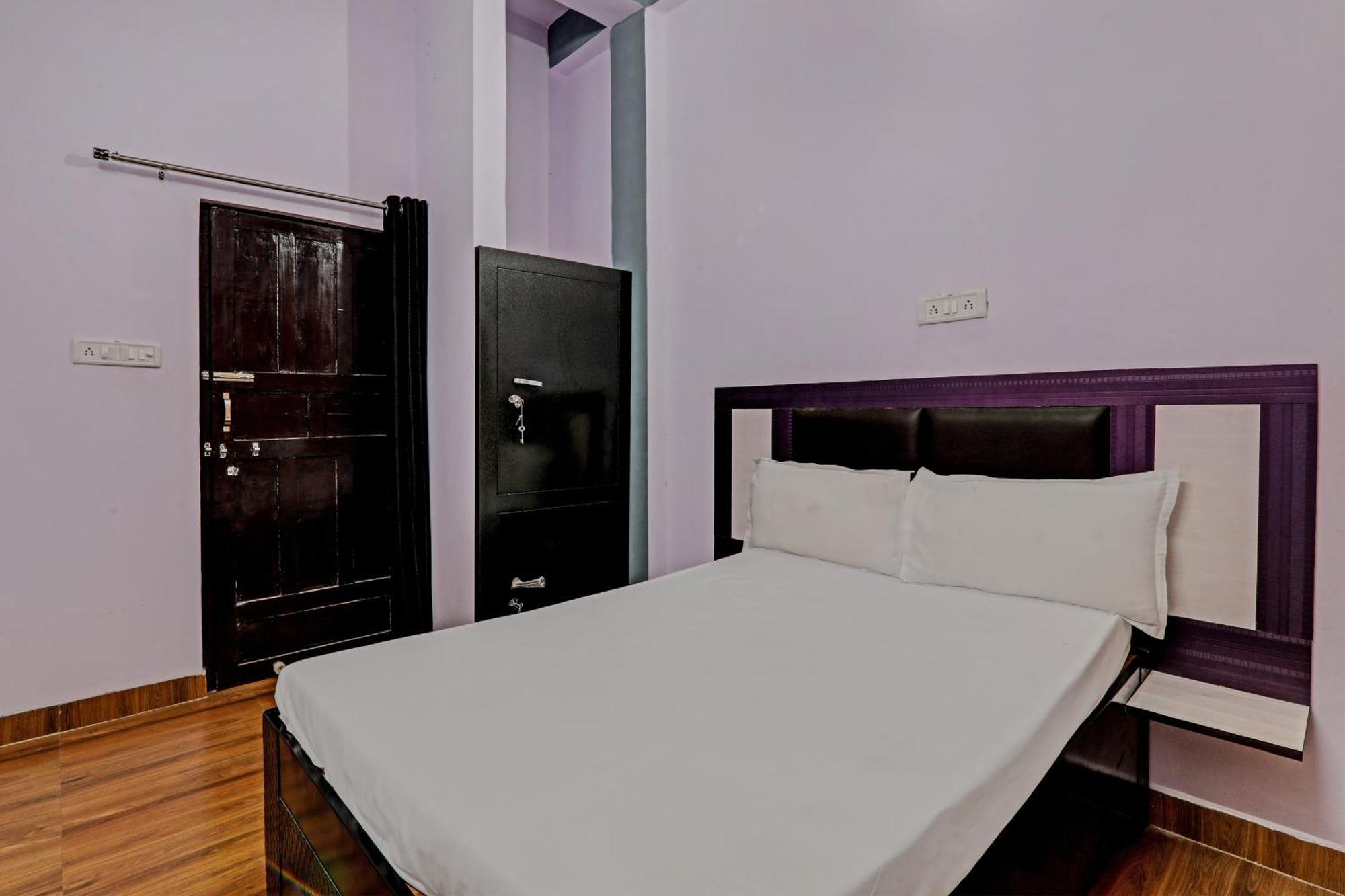 Oyo Hotel Crown ลัคเนา ภายนอก รูปภาพ