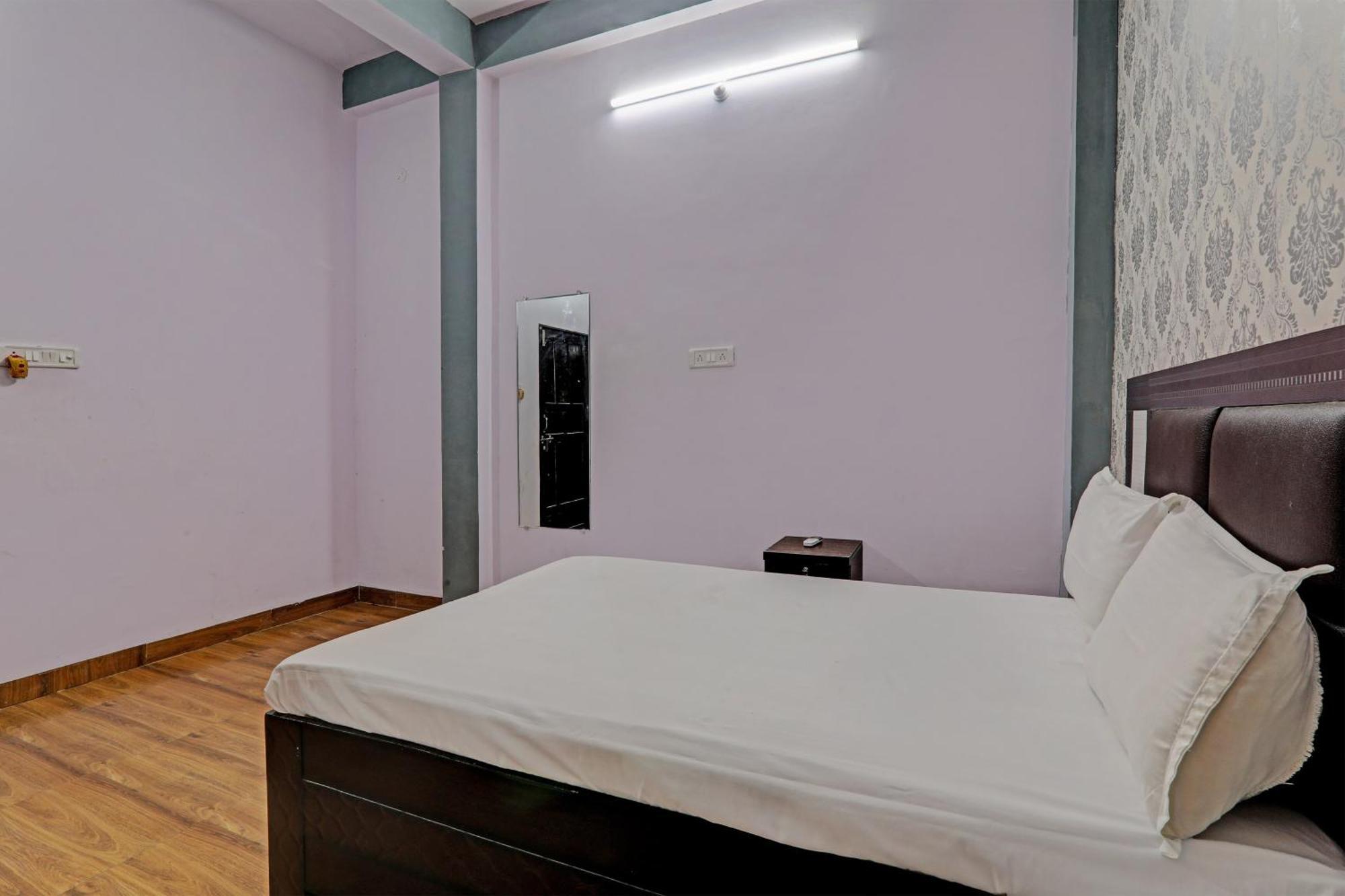 Oyo Hotel Crown ลัคเนา ภายนอก รูปภาพ